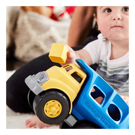 Des jouets verts forment un camion poubelle