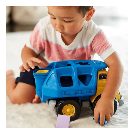Des jouets verts forment un camion poubelle