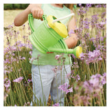 Jouets verts jouets verts arrosant avec des outils de jardin