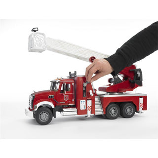 Échelle de camion de pompiers en granit Bruder Mack et pompe à eau