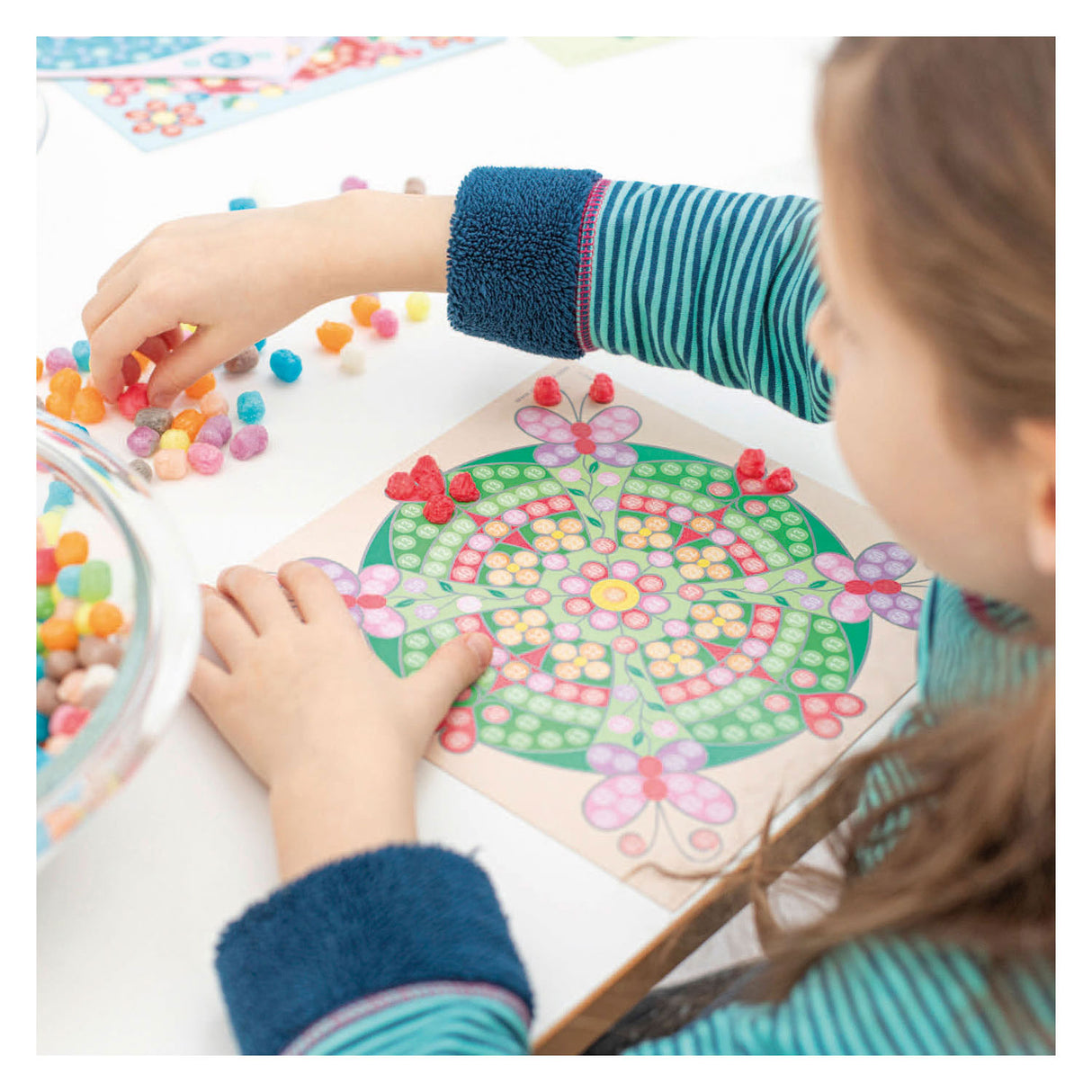 Les cartes mosaïque Playmais décorent un mandala tendance