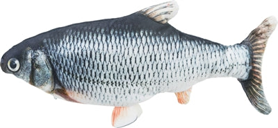 Trixie éclaboussant du poisson avec de l'herbe à chat en tissu