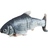 Trixie éclaboussant du poisson avec de l'herbe à chat en tissu