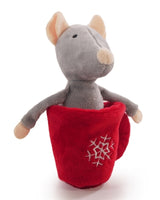 Souris en bois de rose dans une tasse à thé en peluche