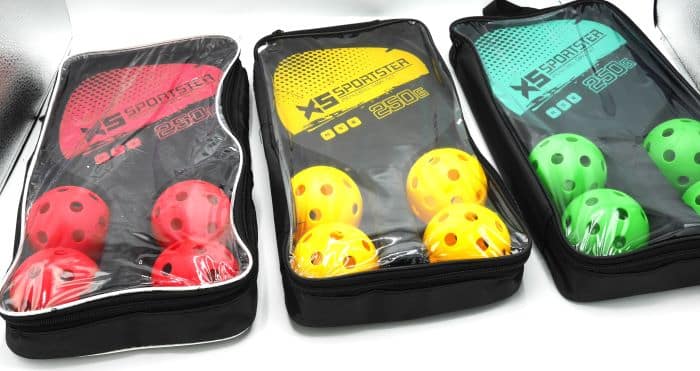 Set de tennis en bois Jonotoys avec 4 balles disponible en 3 couleurs
