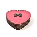 Le yaourt de boulangerie aboiement surmonté d'un gâteau Pawty coeur rose avec une bougie