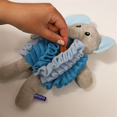 Battersea reniflant l'éléphant bleu