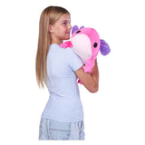 Zuru étreint un axalotl moyen en peluche