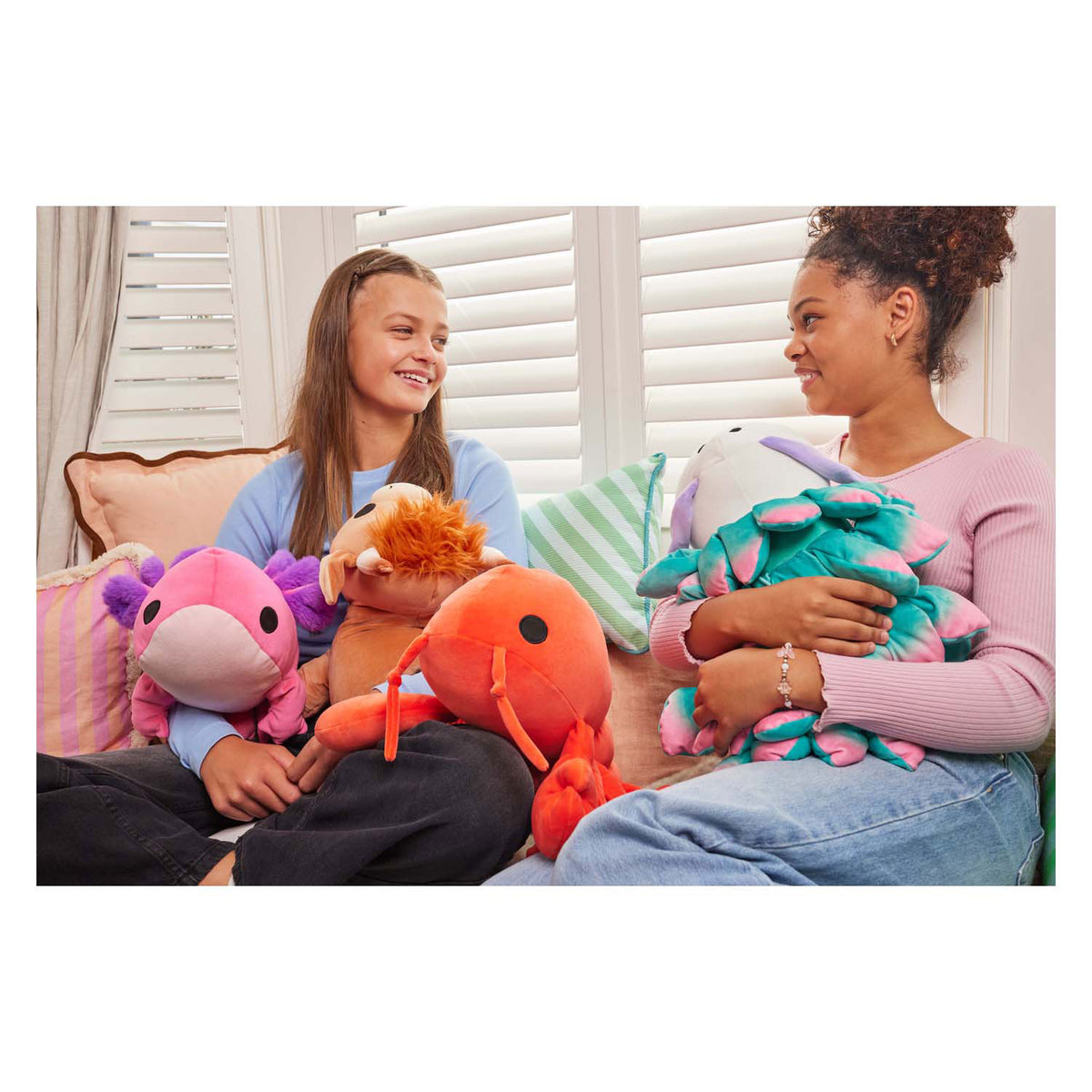 Zuru étreint un axalotl moyen en peluche
