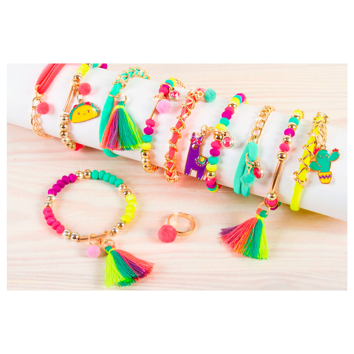 Rendez-le réel - réalisez des bracelets fluo avec des breloques - réalisez 10 bracelets et une bague