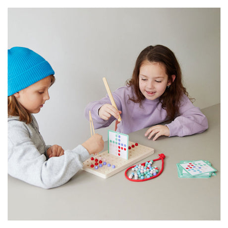 Bs toys stippenduel - behendigheidsspel voor kinderen vanaf 5 jaar - educatief kinderspeelgoed met 36 balletjes, 20 opdrachtkaarten pincet - snelheidsspel voor 2 spelers - patronen namaken - concentratiespel met geheugenvariant eigen patronen