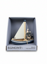 Egmont malo le chat dans un bateau. 18x18x8