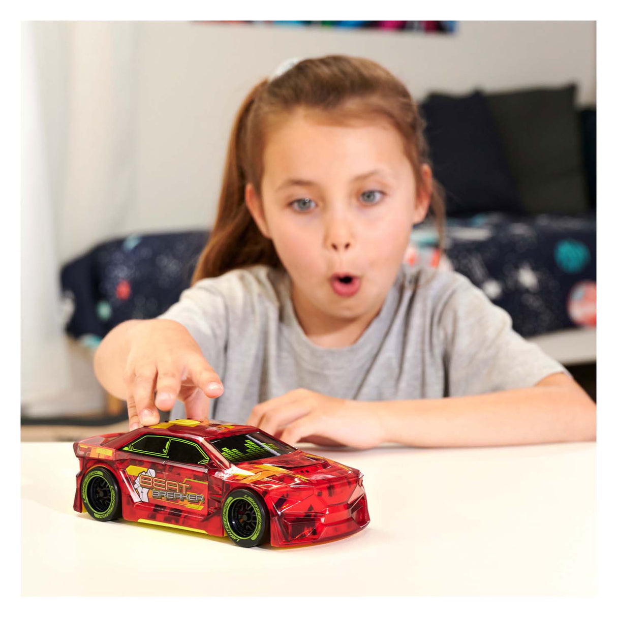 Dickie a battu la voiture de course rouge Breaker
