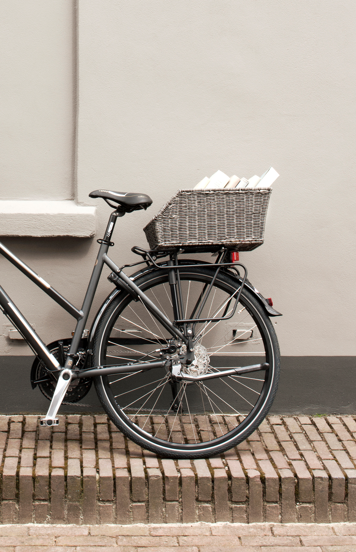 Basil Cento Rattan Bicycle Canasta de bicicleta en la espalda