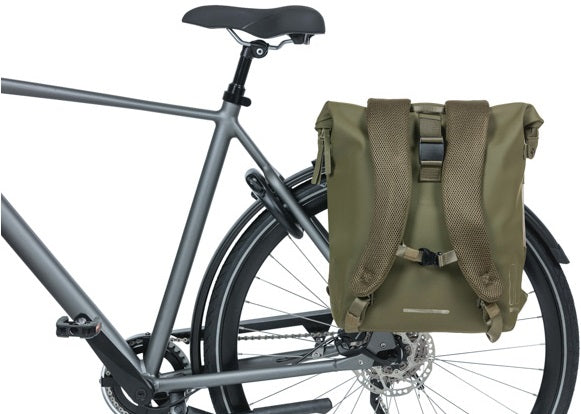 Basil Soho Nordlicht bicycle backpack Green modern bicycle bag with integrated LED lighting for women and men #basil #fietsrugpak #led #groen