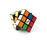 Rubik's cube - cube 3x3 dans lequel vous devez combiner les couleurs - cube classique de résolution de problèmes