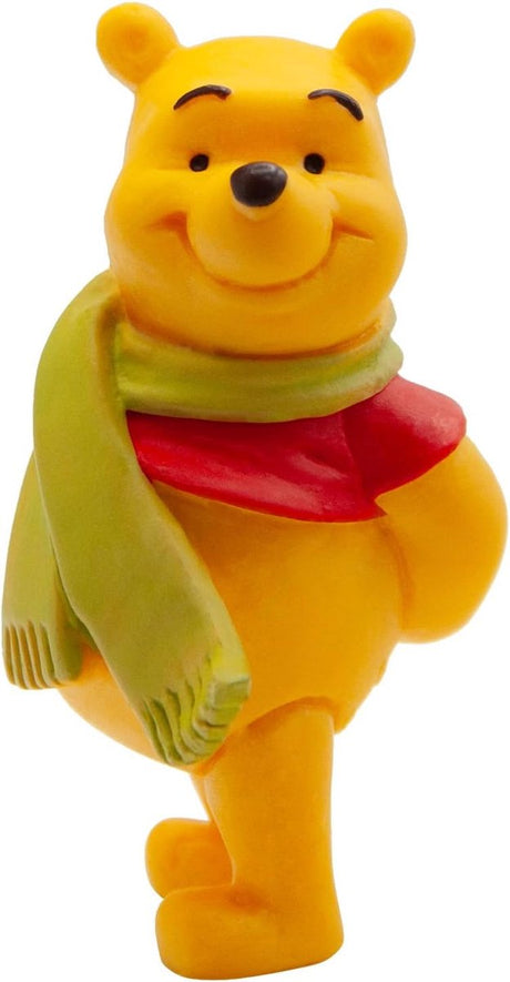 Bullyland 12327 – Figurine de jeu Disney Winnie l'ourson avec écharpe – Design réaliste et détaillé – Idéal comme petit cadeau ou figurine de gâteau joyeuse pour les enfants à partir de 3 ans