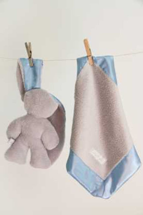 Câlin lapin gris avec oreilles bleues. 26