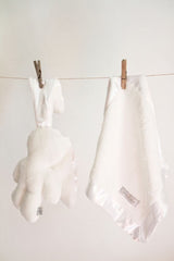 Lapin câlin blanc avec des oreilles blanches. 26 cm