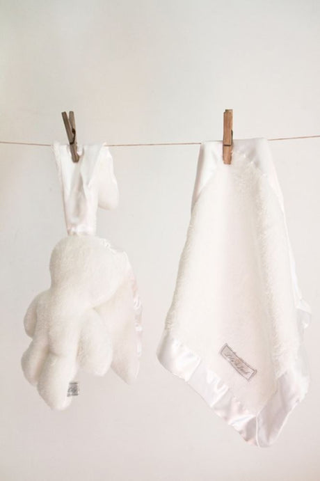 Lapin câlin blanc avec des oreilles blanches. 26 cm