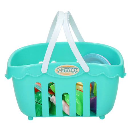 Couper des légumes dans un panier