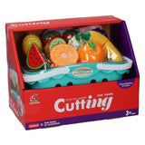 Couper des fruits dans un panier