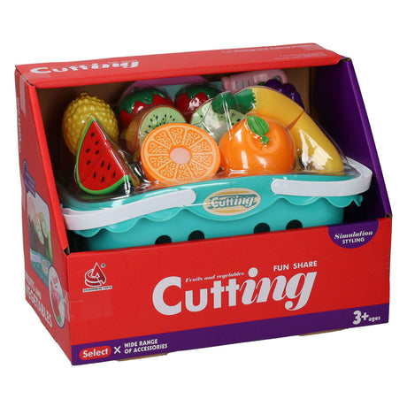 Couper des fruits dans un panier