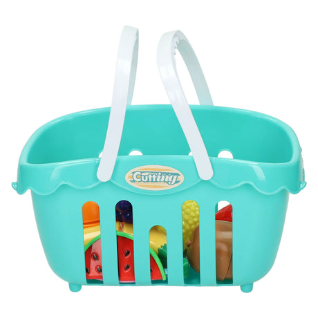 Couper des fruits dans un panier