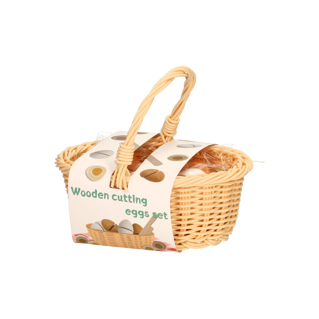 Couper des œufs en bois dans un panier en osier en plastique