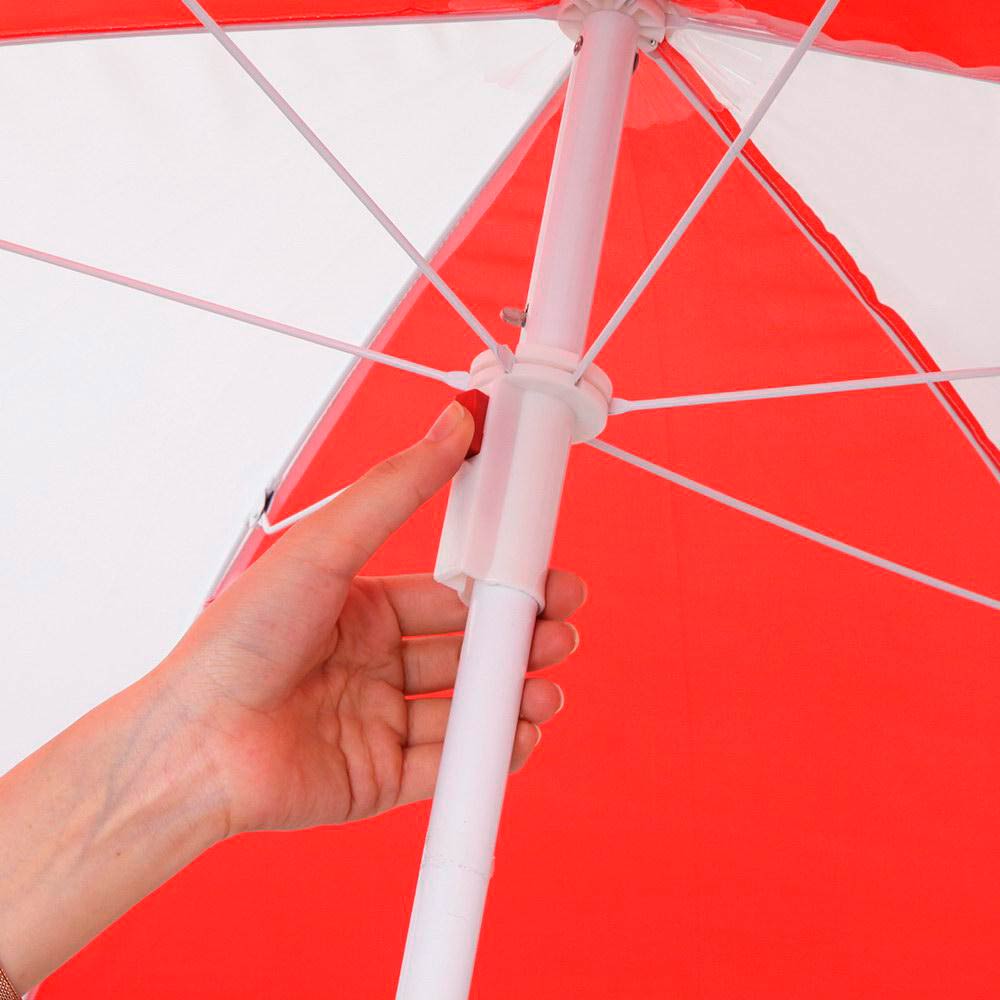 Aire de jeux de sable et d'eau avec parasol