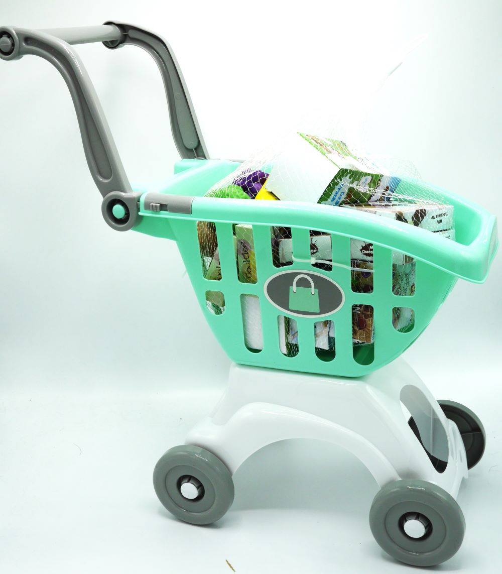 Panier de jouets rempli de produits d'épicerie