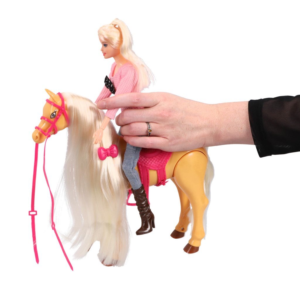 Poupée sans marque avec un véritable ensemble de jeu de cheval qui court
