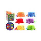 Johntoy peluche et joue à du fuzz bizarre