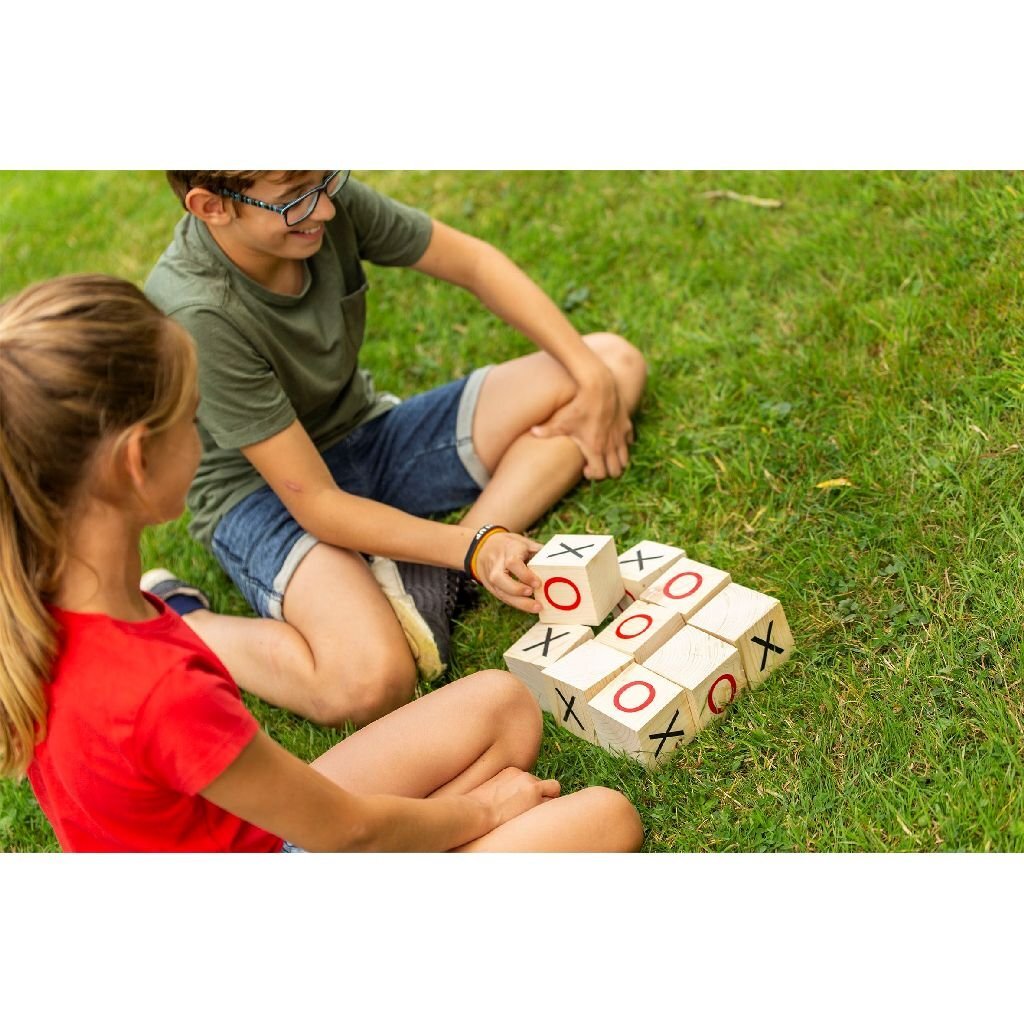 Oeufs de tic-tac-toe en bois pour jouer en plein air