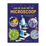Deltas travaillant au microscope