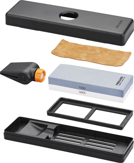 Fiskars Kit d'affûtage de couteaux - Pierre à aiguiser Premium - Pierre à aiguiser pour couteaux - Avec deux puissances d'affûtage, guide d'angle d'affûtage et cuir de polissage