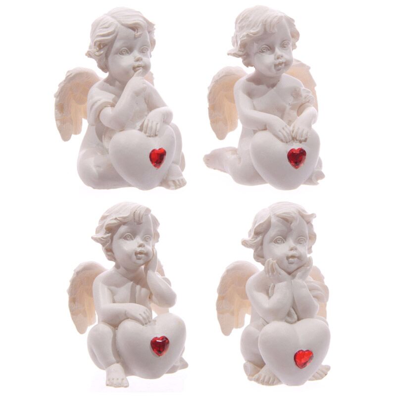 Chérubin blanc assis avec une pierre précieuse coeur rouge