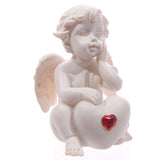 Chérubin blanc assis avec une pierre précieuse coeur rouge