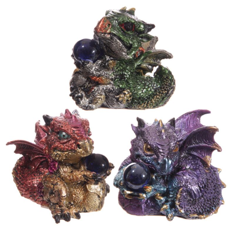 Joli bébé dragon avec boule de cristal