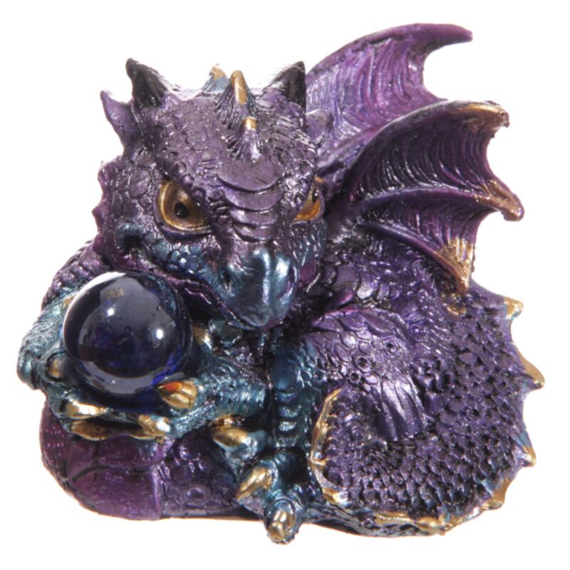 Joli bébé dragon avec boule de cristal