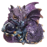 Joli bébé dragon avec boule de cristal