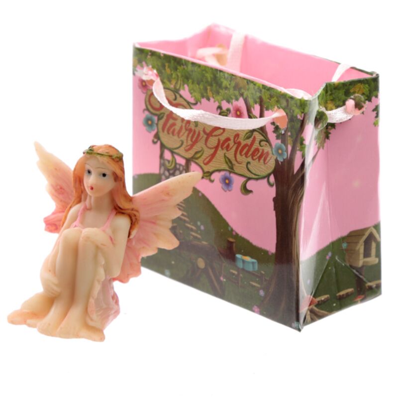 Fée du jardin des fleurs dans un mini sac cadeau