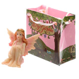 Fée du jardin des fleurs dans un mini sac cadeau