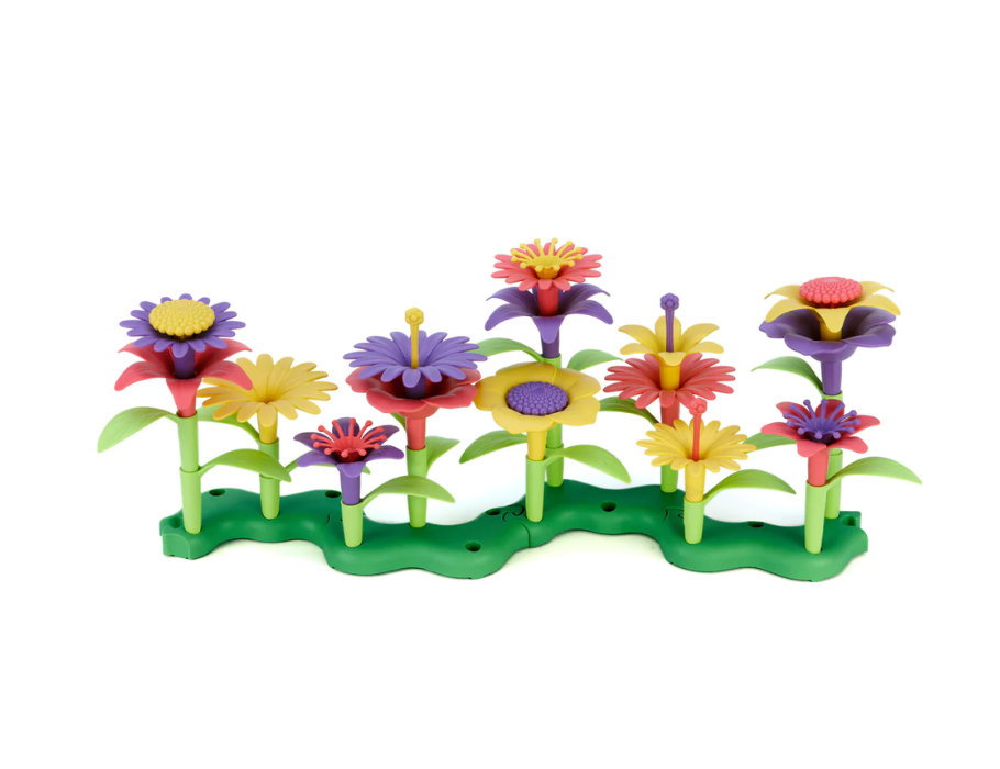 Jouets verts construisant un bouquet de fleurs