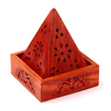Porte encens pyramide en bois de manguier cônes moulures fleurs