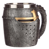 Chope à bière décorative en cotte de mailles avec casque de chevalier médiéval