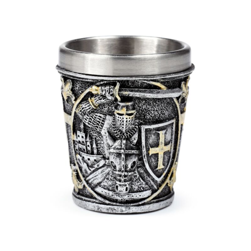 Chevalier médiéval avec verre à shot bouclier