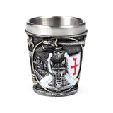 Chevalier médiéval avec verre à shot bouclier rouge blanc
