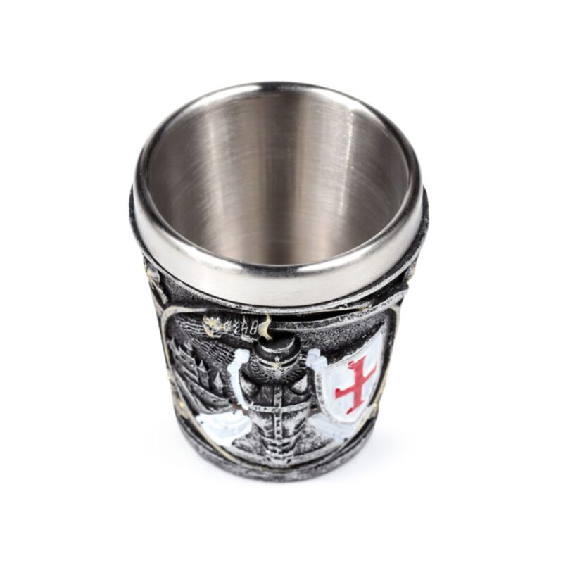 Chevalier médiéval avec verre à shot bouclier rouge blanc
