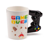 Tasse en céramique à anse en forme de game over